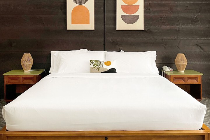 1 King Bed (1 of 7)