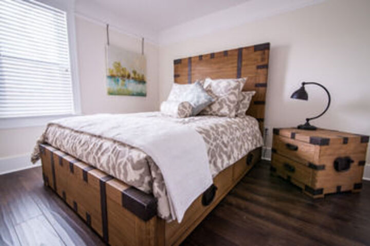Room 5 of 9