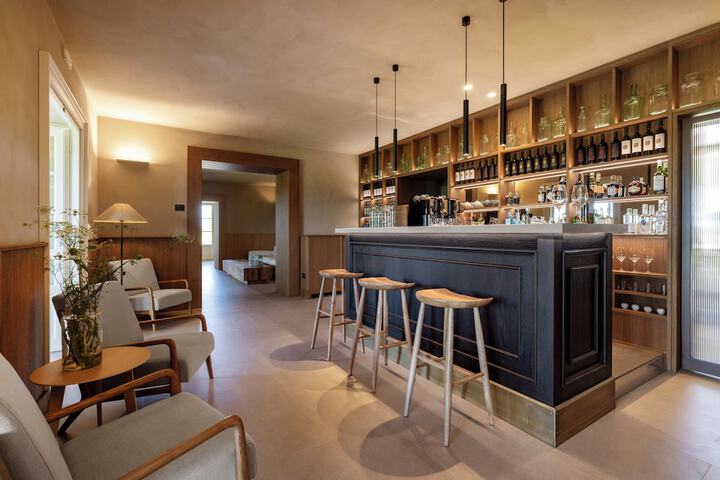 Lounge 60 of 81