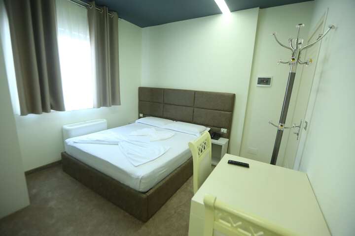 Room 10 of 18