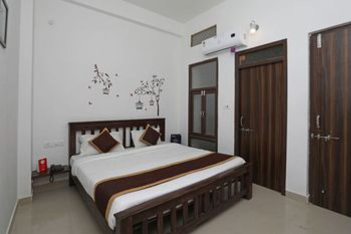 OYO 10132 HOTEL REGAL INN