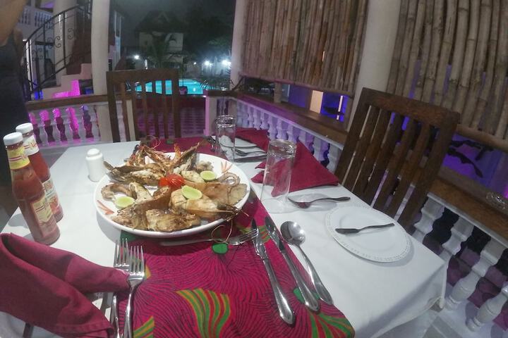 Dining 9 of 27