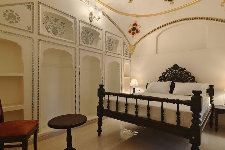 Room 10 of 33