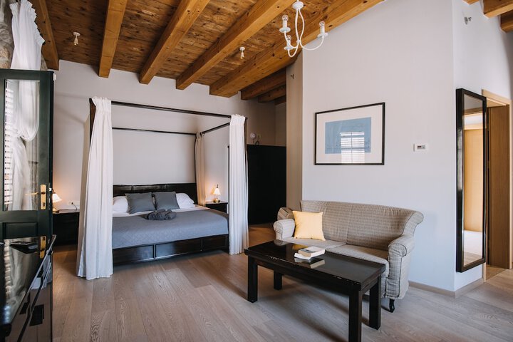 Room 21 of 166