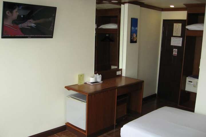 Room 6 of 13