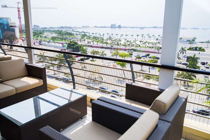 Lounge 60 of 79