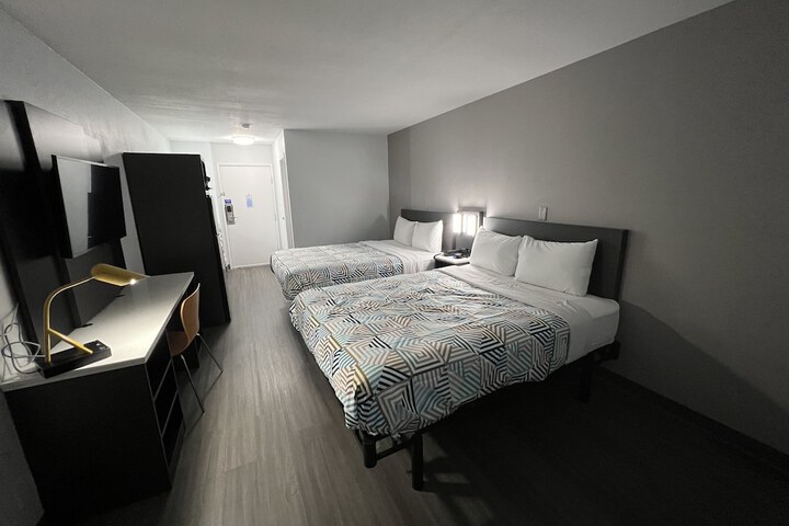 1 Queen Bed Kitchen (15 of 30)