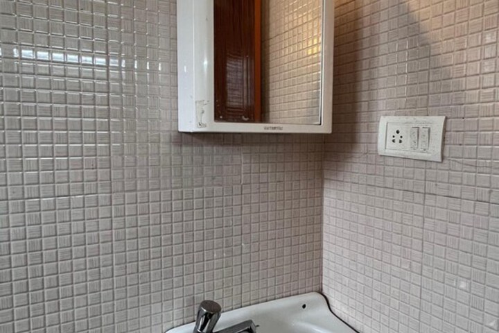 Room 10 of 18