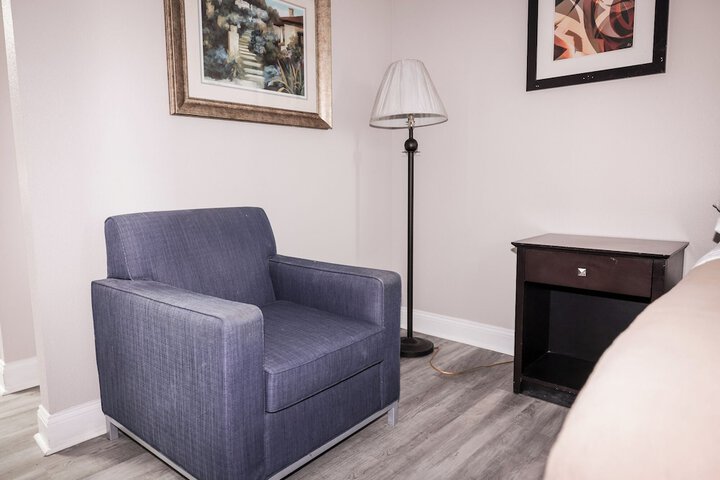 1 Queen Bed (5 of 6)