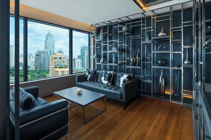 Lounge 93 of 122
