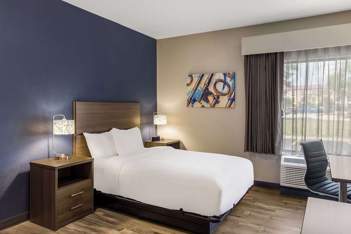 1 Queen Bed Efficiency Suite (13 of 19)