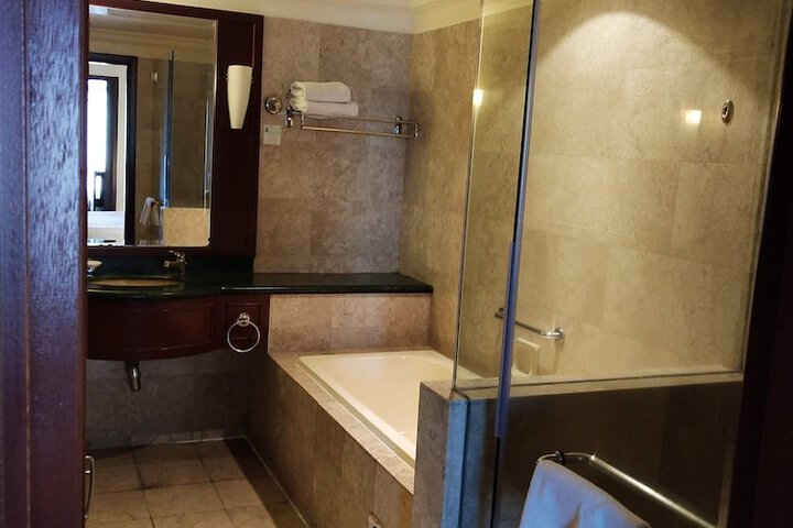 Room 10 of 28