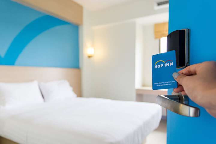 Room 8 of 28