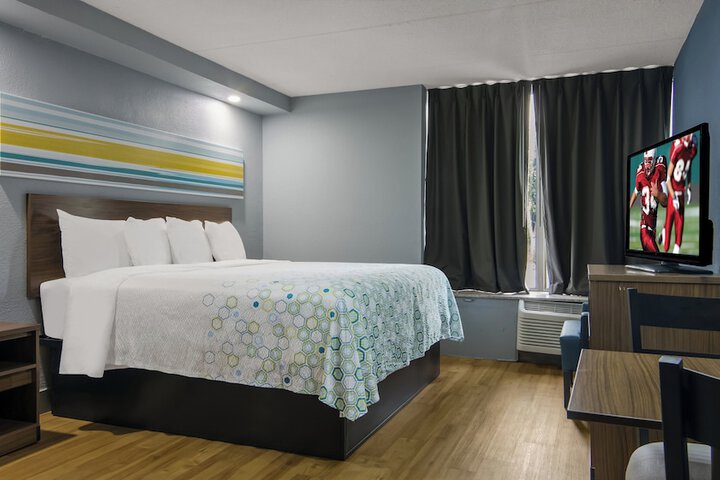 Studio King Bed (3 of 7)