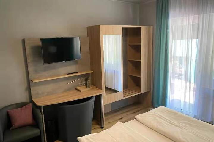 Room 6 of 35