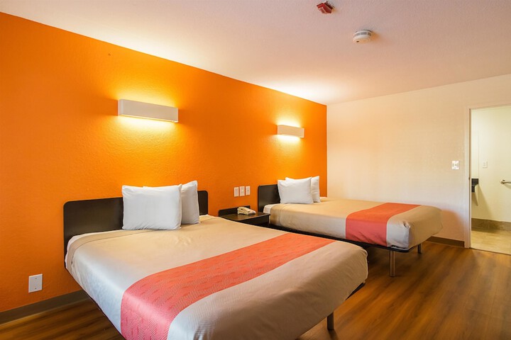 2 Queen Beds (5 of 9)