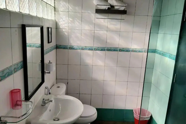 Room 8 of 18