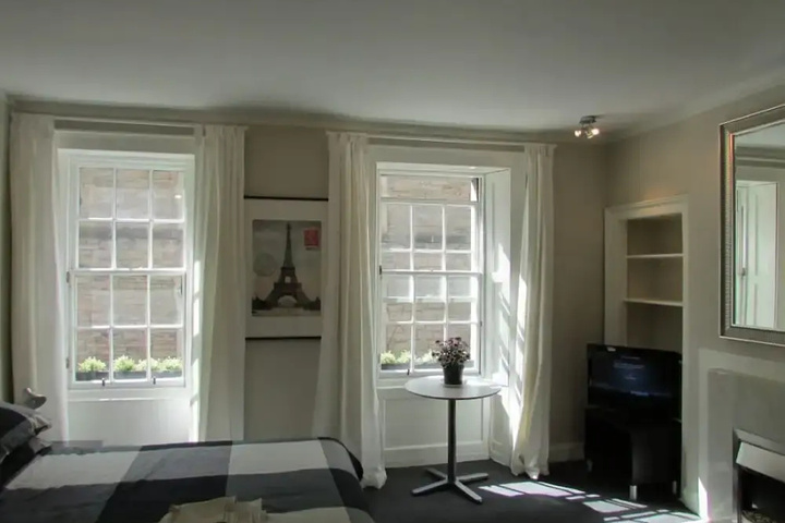 Room 2 of 9