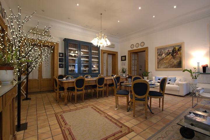 Lounge 70 of 76