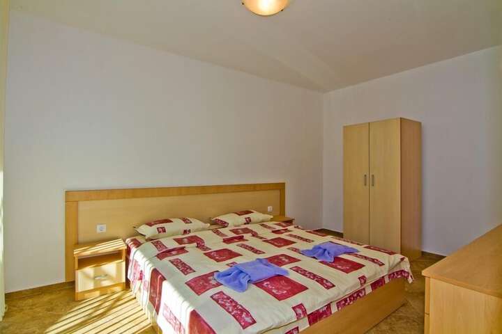 Room 2 of 25