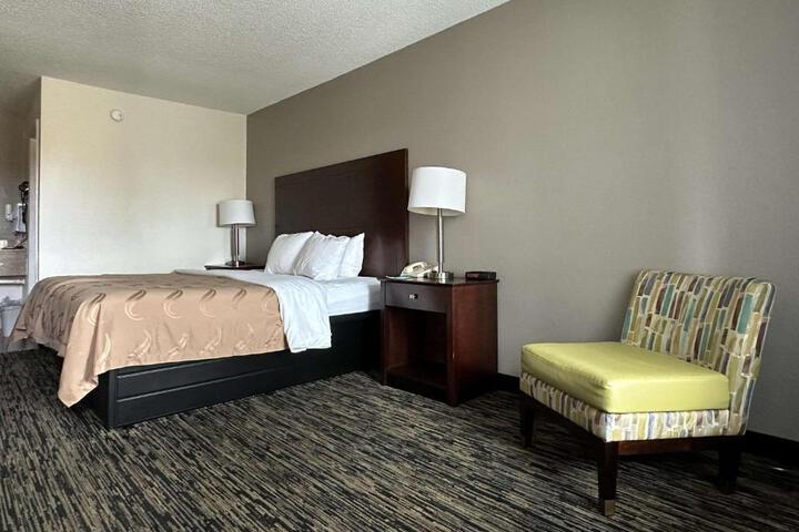 1 King Bed (4 of 10)