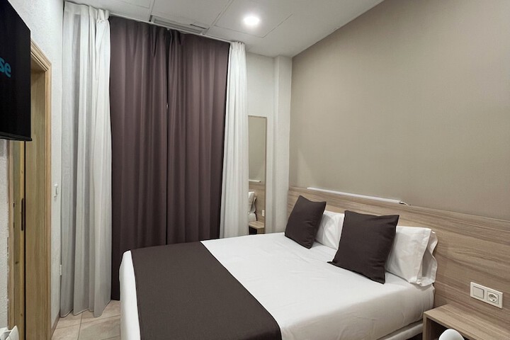 Room 6 of 13