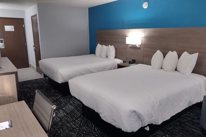 2 Queen Beds (25 of 28)