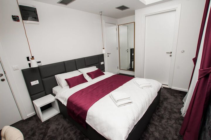 Room 27 of 76