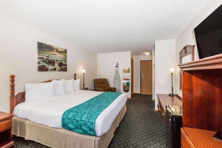 1 King Bed (6 of 8)