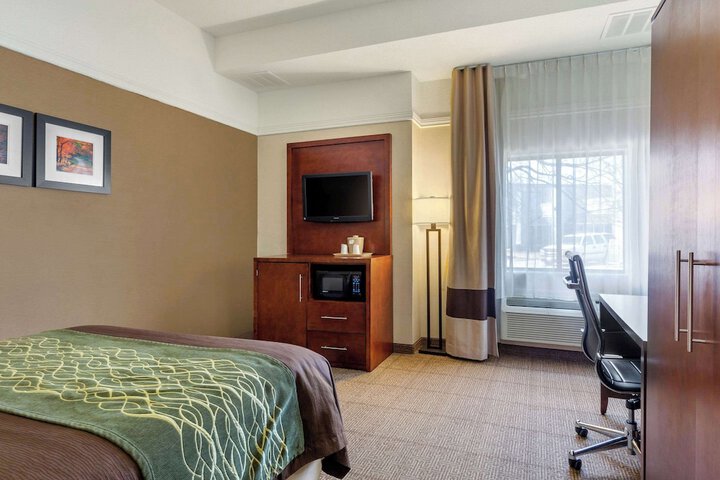 1 Queen Bed Accessible (14 of 24)