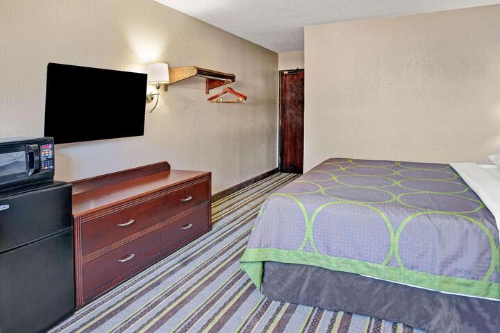 1 Queen Bed Accessible Room (4 of 9)