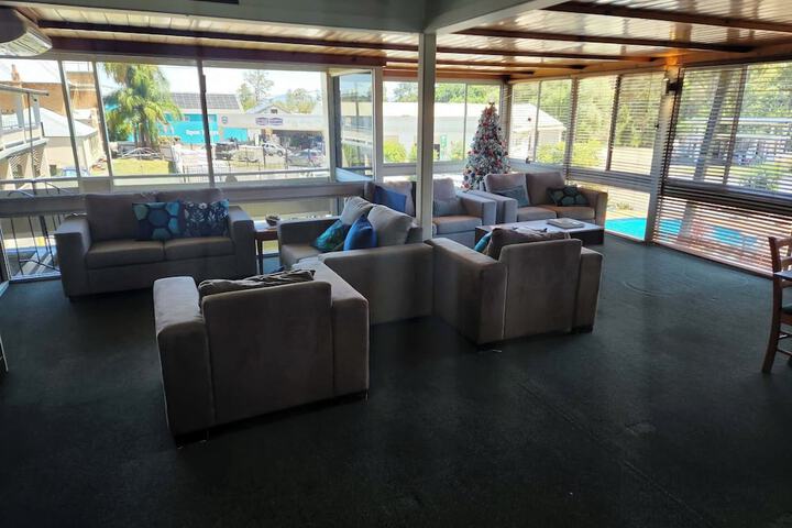Lounge 44 of 63