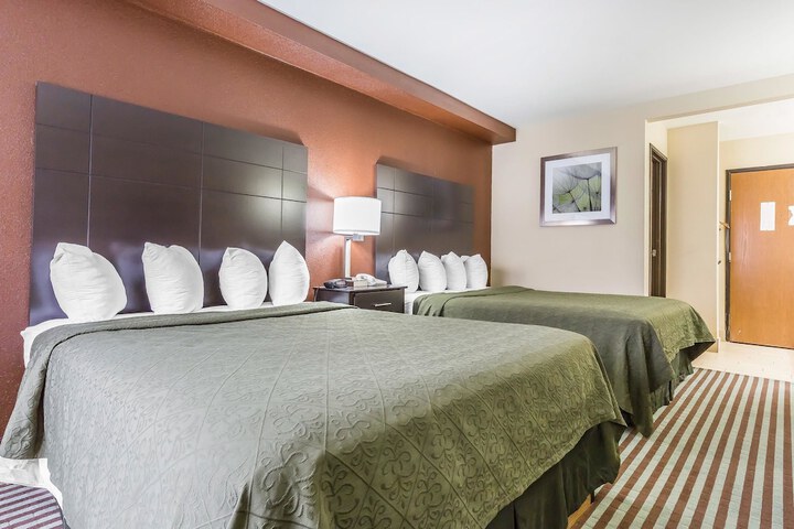 1 Queen Bed (8 of 12)