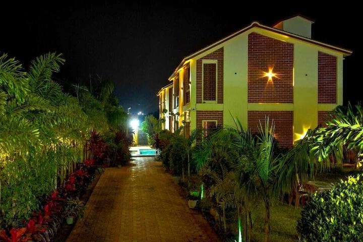 Hotel Exterior 13 of 16