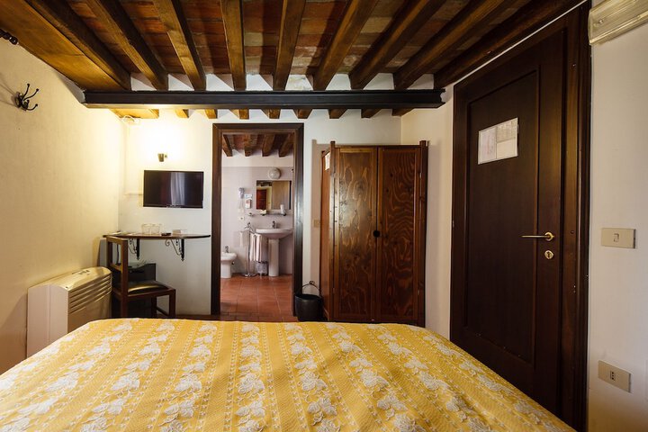 Room 9 of 33