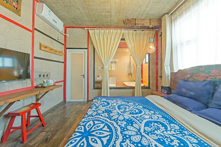 Room 18 of 108