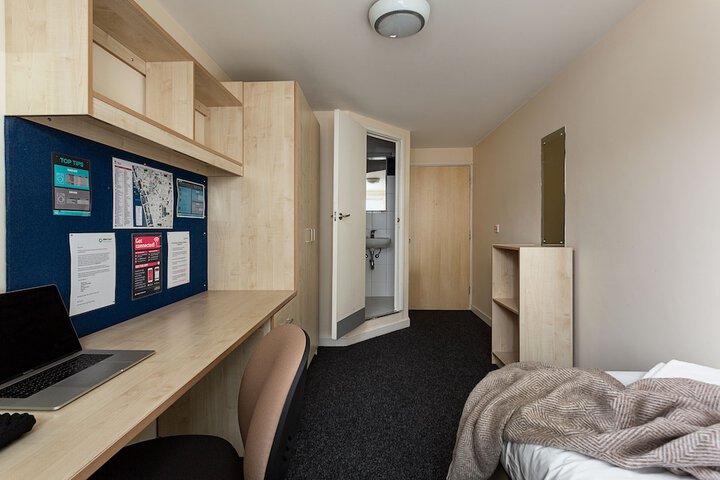Room 4 of 18