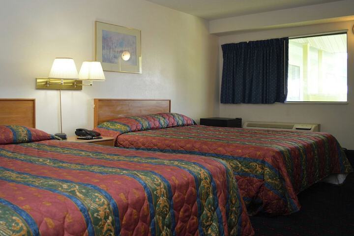 1 Queen Bed (6 of 8)