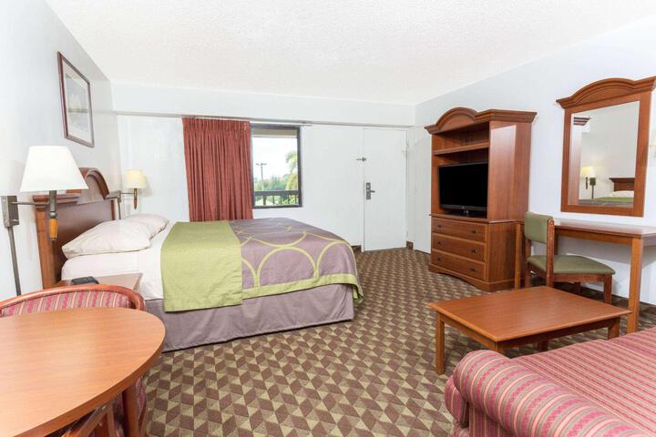 2 Queen Beds (1 of 6)