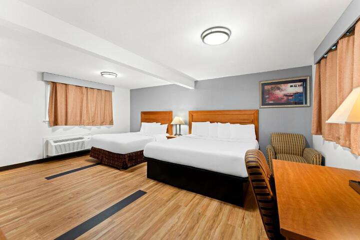 1 Queen Bed (8 of 13)
