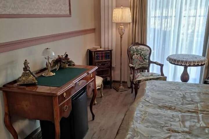 Room 13 of 33