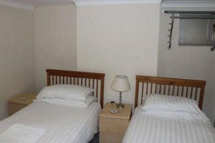 Room 9 of 12