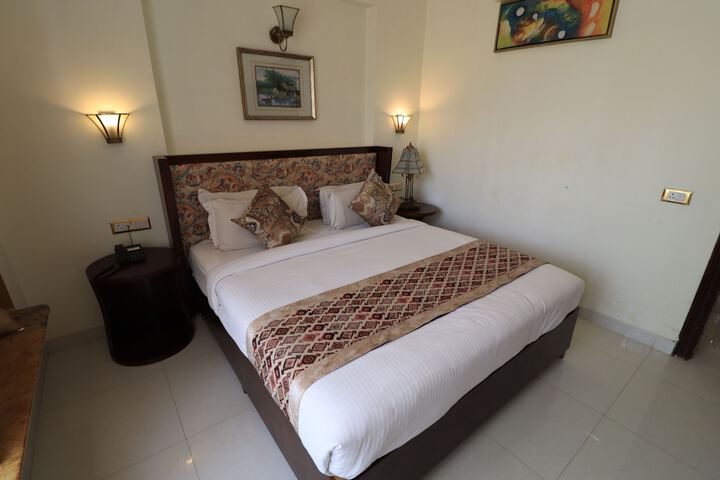 Room 4 of 32