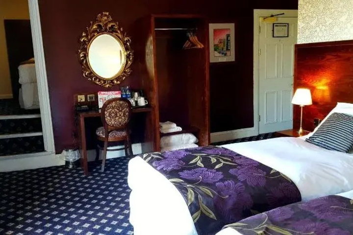 Room 11 of 18