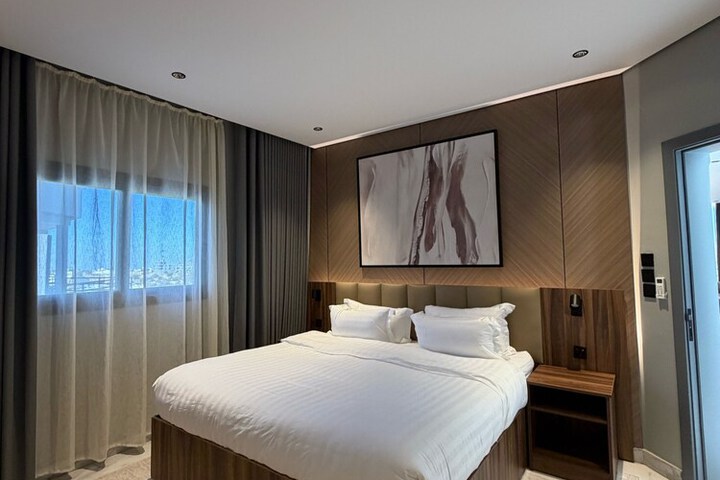 Room 10 of 16