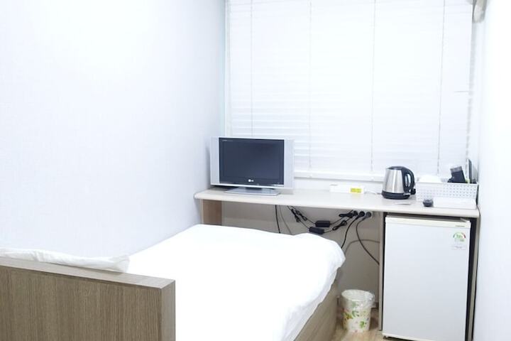 Room 12 of 29