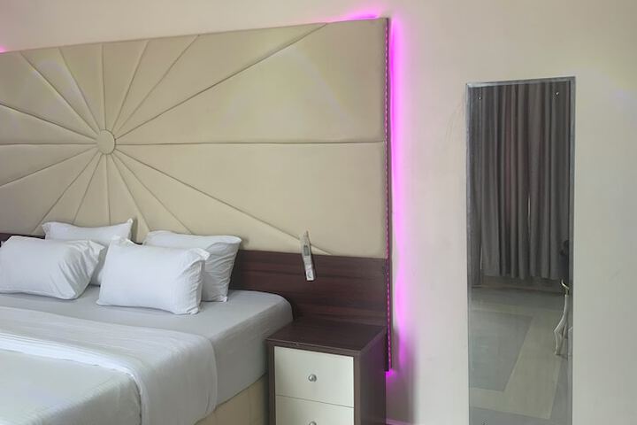 Room 11 of 34