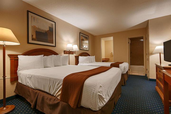 1 Queen Bed Pet Friendly Room, Microwave and Refrigerator WiFi Full Breakfast (4 of 5)
