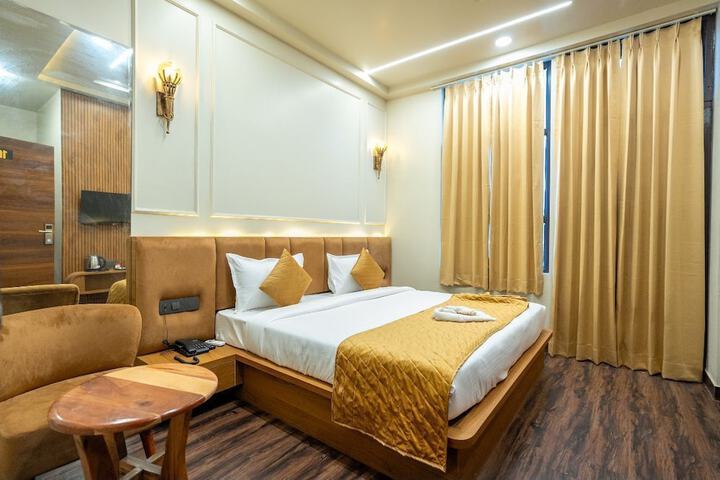 Room 2 of 10