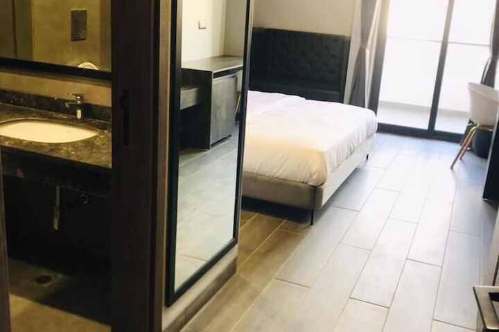 Room 6 of 8